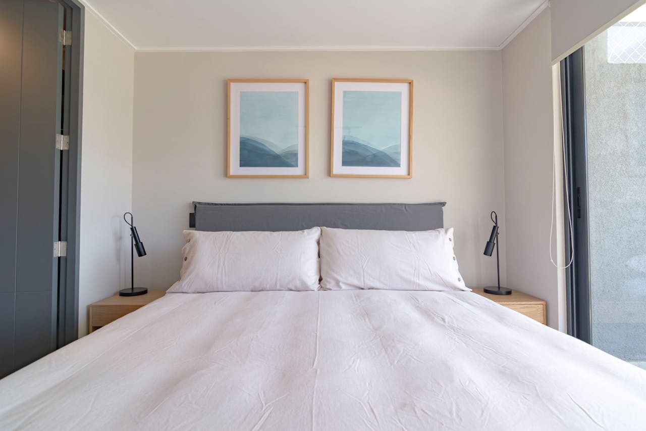 about-01 Contemporary bedroom with neutral tones and modern decor elements, perfect for inspiration.